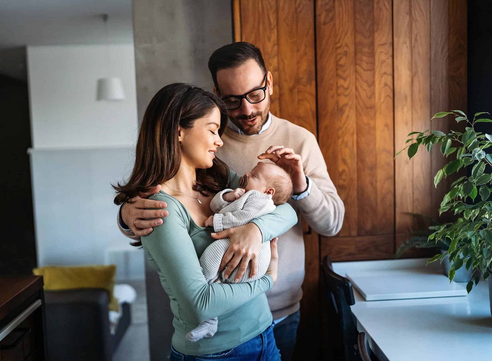Le congè supplémentaire de naissance permet aux deux parents plus présents auprès de leur enfant pendant les premiers mois de vie.