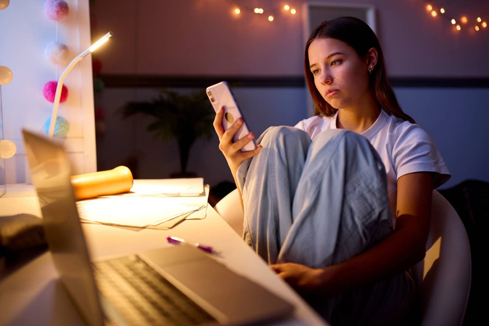 Les adolescents sont plus vulnérables aux effet néfastes des réseaux sociaux, car leurs capacités de régulation émotionnelles sont encore en développement.